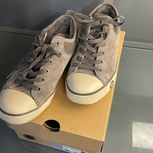 Ugg -women’s size 7 sneaker